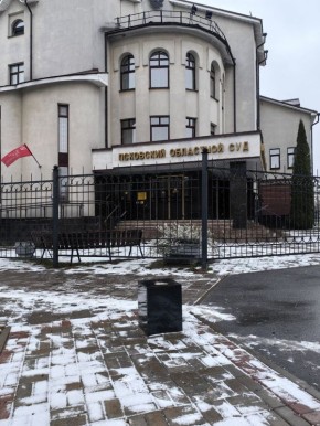 Барсик исчез с постамента у здания Псковского областного суда