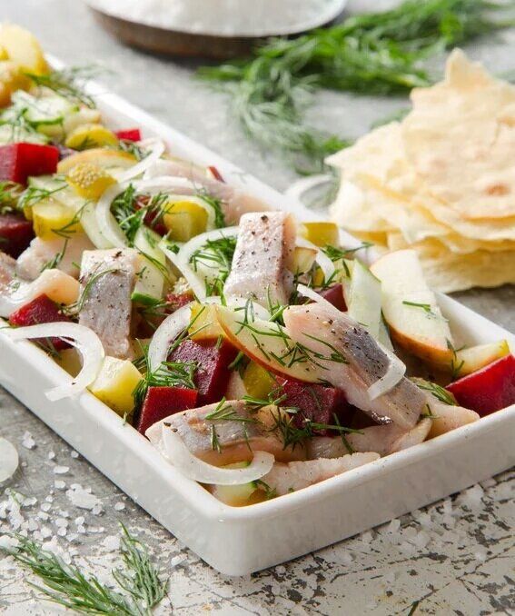 Салат с соленым огурцом и сельдью по-литовски: незабываемый вкус без лишних заморочек