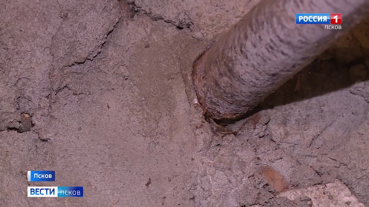 Больше месяца часть жителей бывшего общежития квартирного типа по Максима Горького, 13 в Пскове живет без холодной воды