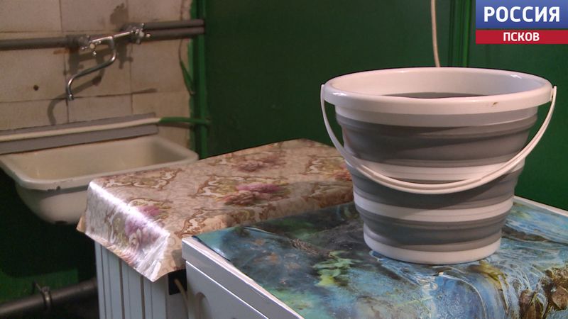 Больше месяца часть жителей бывшего общежития квартирного типа по Максима Горького, 13 в Пскове живет без холодной воды Больше месяца часть жителей бывшего общежития квартирного типа по Максима Горького, 13 в Пскове живет без холодной воды