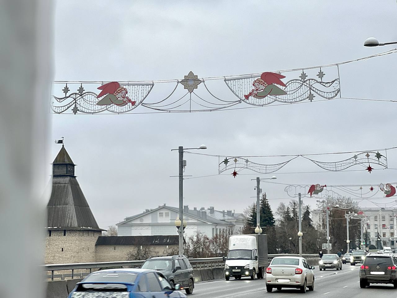 Полномасштабные работы по новогоднему украшению Пскова стартуют на следующей неделе Полномасштабные работы по новогоднему украшению Пскова стартуют на следующей неделе