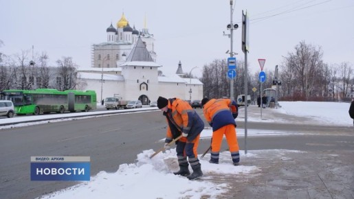 Десять миллионов рублей потратят в Пскове на оплату работ по вывозу и складированию снега