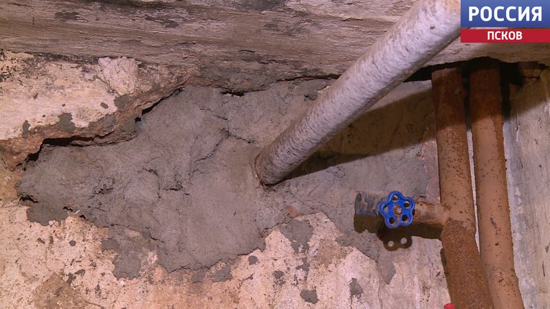 Больше месяца часть жителей бывшего общежития квартирного типа по Максима Горького, 13 в Пскове живет без холодной воды Больше месяца часть жителей бывшего общежития квартирного типа по Максима Горького, 13 в Пскове живет без холодной воды