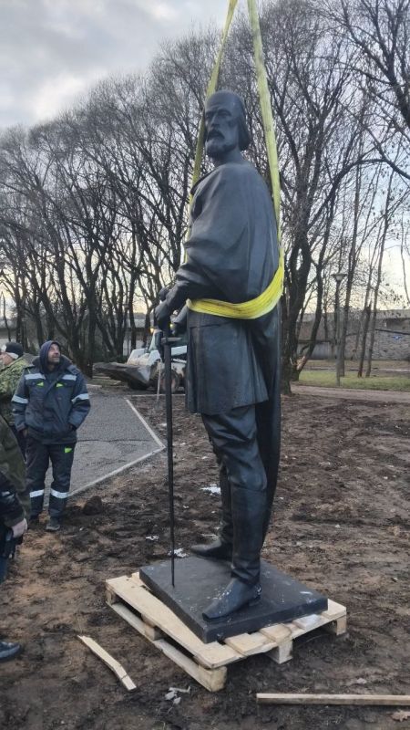В Пскове начали установку памятника князю Довмонту