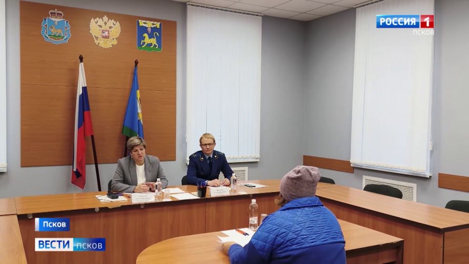 В администрации Псковского района прошел совместный прием граждан уполномоченного по правам ребенка в Псковской области Наталии Соколовой и прокурора Псковского района Александра Пчелкина