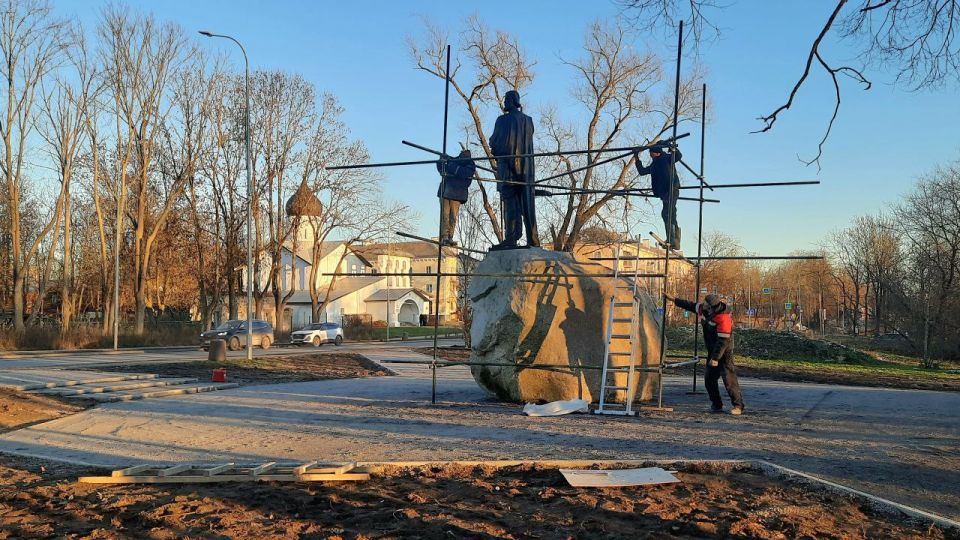 Памятник князю Довмонту установили в сквере на ул. Л.Поземского. Торжественное открытие состоится 28 ноября в 13:30