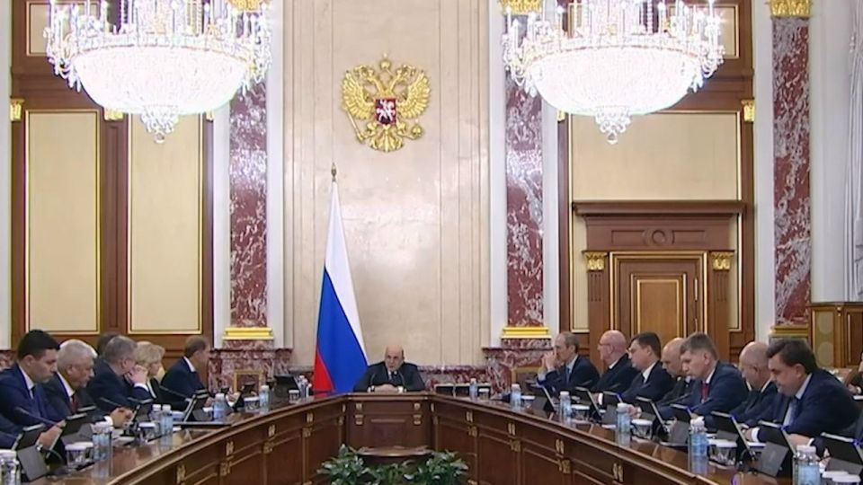 14 миллиардов рублей выделит Правительство России регионам на повышение оплаты труда бюджетникам