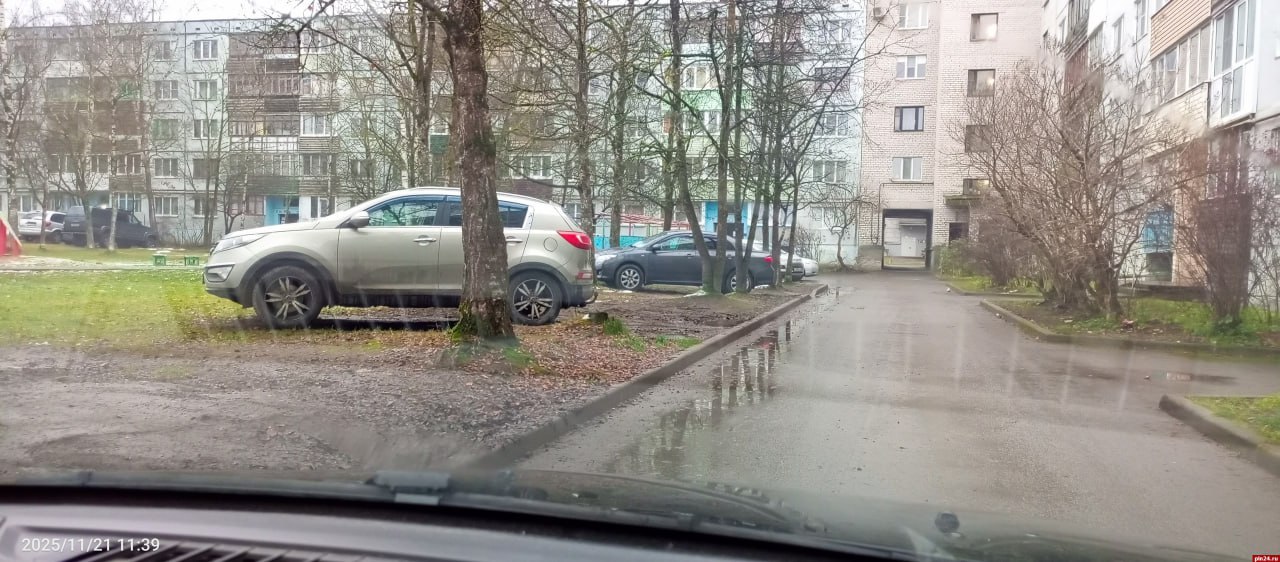 И, вдогонку:. Порядок с парковками надо наводить и для того, чтобы псковичи перестали творить вот эту дичь во дворах И, вдогонку:. Порядок с парковками надо наводить и для того, чтобы псковичи перестали творить вот эту дичь во дворах