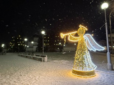 Псков продолжают украшать к Новому году