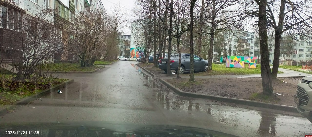 И, вдогонку:. Порядок с парковками надо наводить и для того, чтобы псковичи перестали творить вот эту дичь во дворах И, вдогонку:. Порядок с парковками надо наводить и для того, чтобы псковичи перестали творить вот эту дичь во дворах