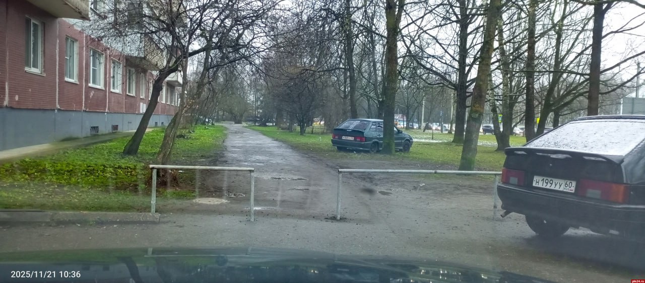 И, вдогонку:. Порядок с парковками надо наводить и для того, чтобы псковичи перестали творить вот эту дичь во дворах И, вдогонку:. Порядок с парковками надо наводить и для того, чтобы псковичи перестали творить вот эту дичь во дворах