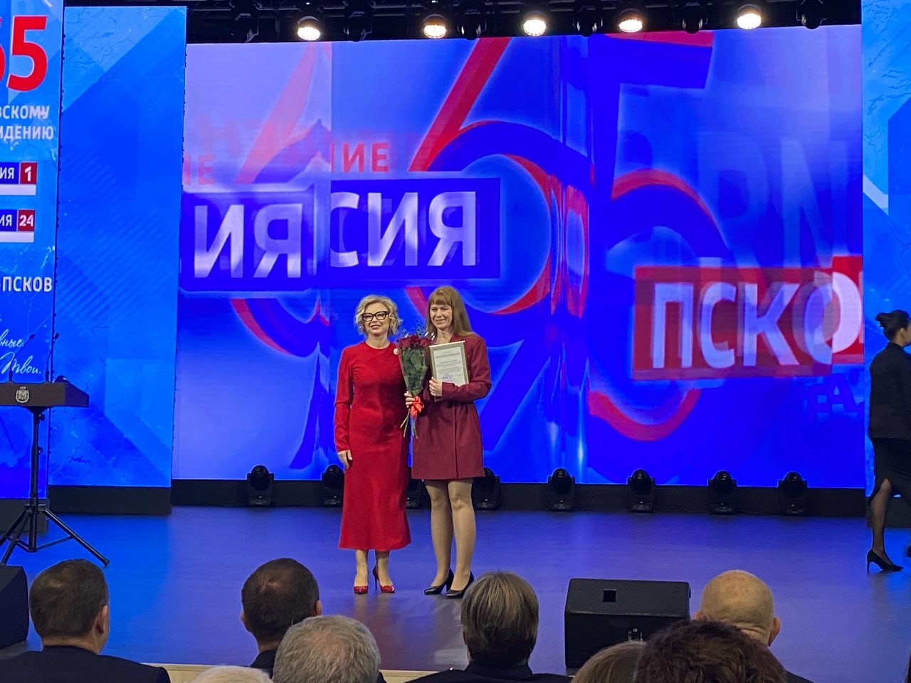 Руководитель нашей телерадиокомпании Наталья Юрченко вручила сотрудникам заслуженные награды и поблагодарила за работу и вклад в общее дело Руководитель нашей телерадиокомпании Наталья Юрченко вручила сотрудникам заслуженные награды и поблагодарила за работу и вклад в общее дело