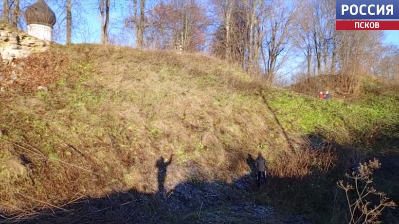 Жители Гдова начали регулярно проводить субботники у стен крепости