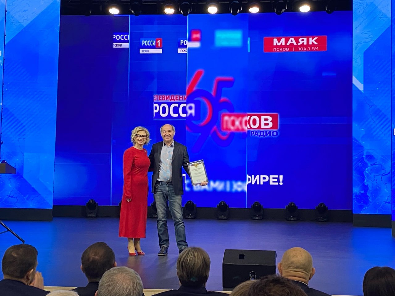 Руководитель нашей телерадиокомпании Наталья Юрченко вручила сотрудникам заслуженные награды и поблагодарила за работу и вклад в общее дело Руководитель нашей телерадиокомпании Наталья Юрченко вручила сотрудникам заслуженные награды и поблагодарила за работу и вклад в общее дело