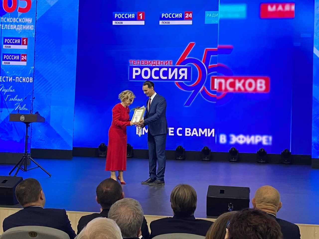 Руководитель нашей телерадиокомпании Наталья Юрченко вручила сотрудникам заслуженные награды и поблагодарила за работу и вклад в общее дело