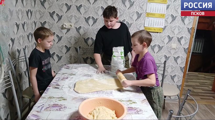 С предстоящим Днем матери поздравили опочецкие юнармейцы и их родители жителей дома-интерната для престарелых и инвалидов С предстоящим Днем матери поздравили опочецкие юнармейцы и их родители жителей дома-интерната для престарелых и инвалидов