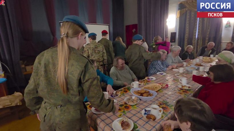 С предстоящим Днем матери поздравили опочецкие юнармейцы и их родители жителей дома-интерната для престарелых и инвалидов С предстоящим Днем матери поздравили опочецкие юнармейцы и их родители жителей дома-интерната для престарелых и инвалидов