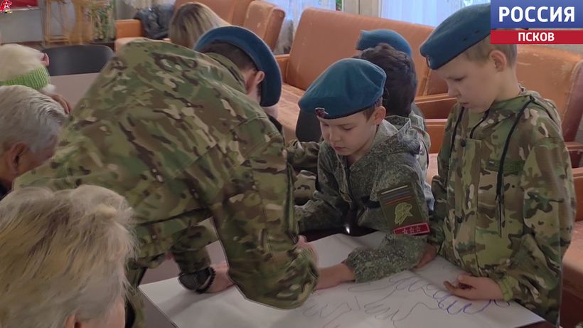 С предстоящим Днем матери поздравили опочецкие юнармейцы и их родители жителей дома-интерната для престарелых и инвалидов