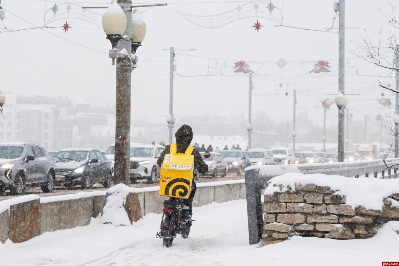Первый большой снегопад накрыл Псков Первый большой снегопад накрыл Псков