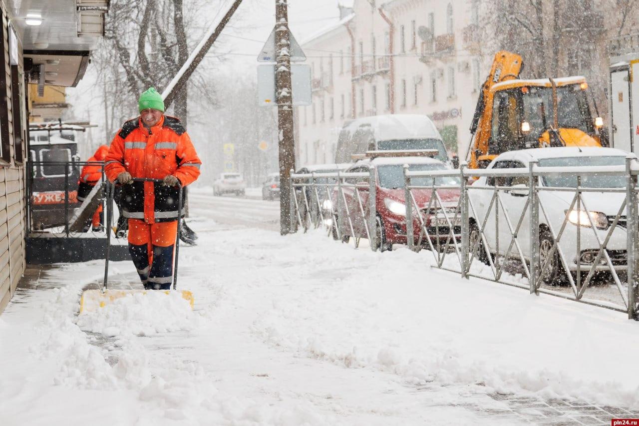 Первый большой снегопад накрыл Псков Первый большой снегопад накрыл Псков