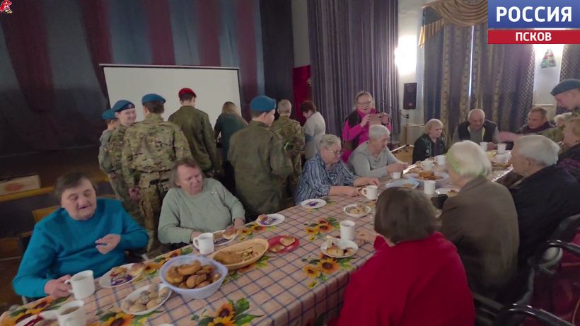 С предстоящим Днем матери поздравили опочецкие юнармейцы и их родители жителей дома-интерната для престарелых и инвалидов С предстоящим Днем матери поздравили опочецкие юнармейцы и их родители жителей дома-интерната для престарелых и инвалидов