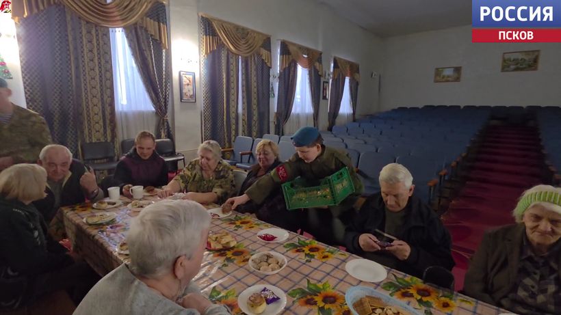 С предстоящим Днем матери поздравили опочецкие юнармейцы и их родители жителей дома-интерната для престарелых и инвалидов С предстоящим Днем матери поздравили опочецкие юнармейцы и их родители жителей дома-интерната для престарелых и инвалидов