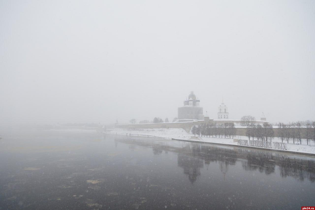 Первый большой снегопад накрыл Псков Первый большой снегопад накрыл Псков