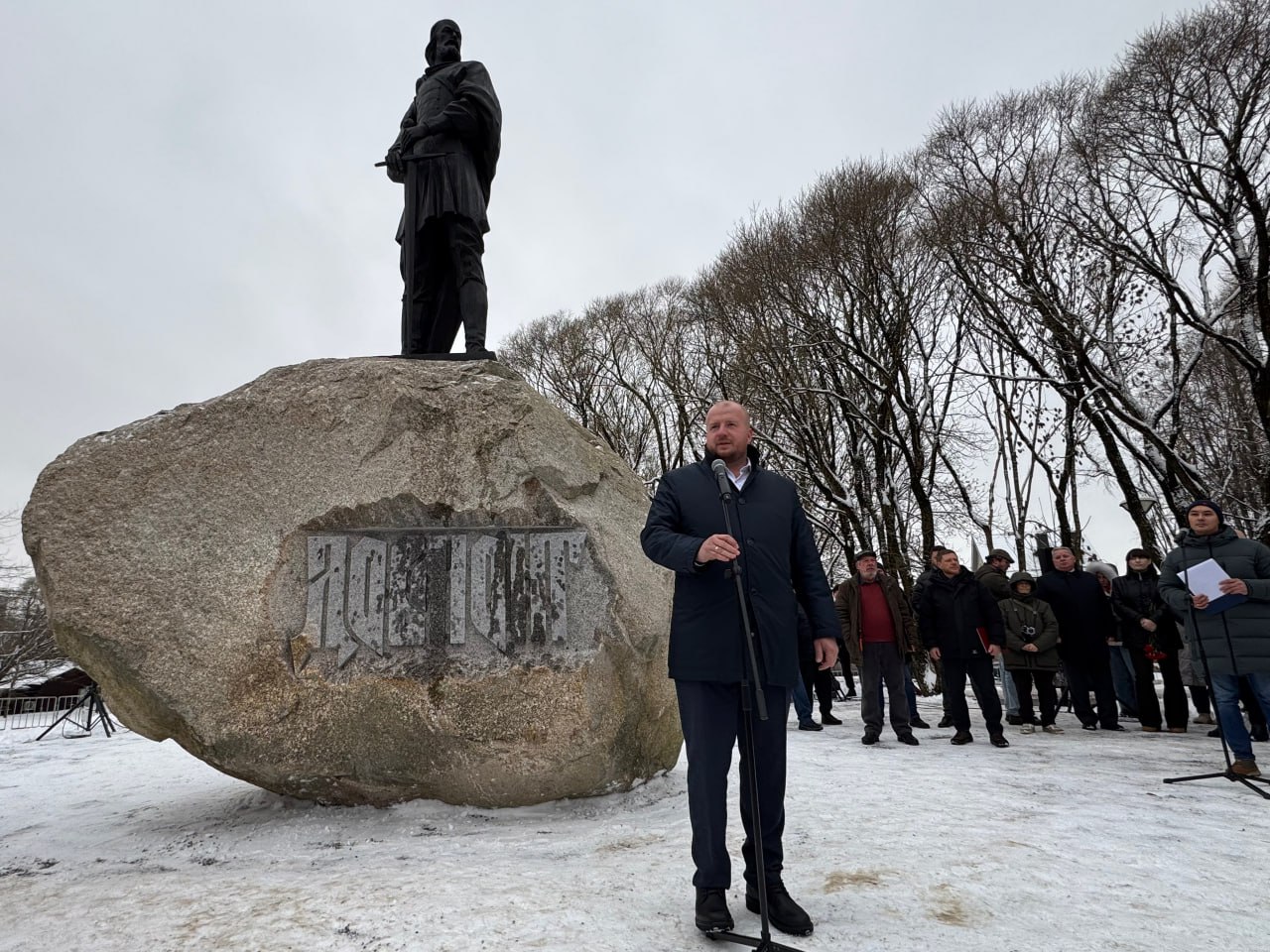 Псков обрел нового стража: 6-метровый памятник князю Довмонту торжественно открыли в Пскове Долгожданное открытие первого в России памятника святому благоверному князю Довмонту собрало жителей и гостей Пскова в сквере между... Псков обрел нового стража: 6-метровый памятник князю Довмонту торжественно открыли в Пскове Долгожданное открытие первого в России памятника святому благоверному князю Довмонту собрало жителей и гостей Пскова в сквере между...