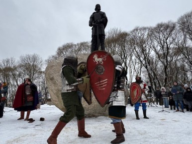 Псков обрел нового стража: 6-метровый памятник князю Довмонту торжественно открыли в Пскове Долгожданное открытие первого в России памятника святому благоверному князю Довмонту собрало жителей и гостей Пскова в сквере между...