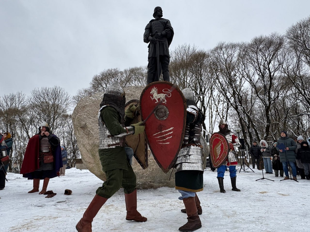Псков обрел нового стража: 6-метровый памятник князю Довмонту торжественно открыли в Пскове Долгожданное открытие первого в России памятника святому благоверному князю Довмонту собрало жителей и гостей Пскова в сквере между...