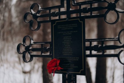 Волонтеры восстановили оскверненную вандалами памятную табличку в Стругах Красных