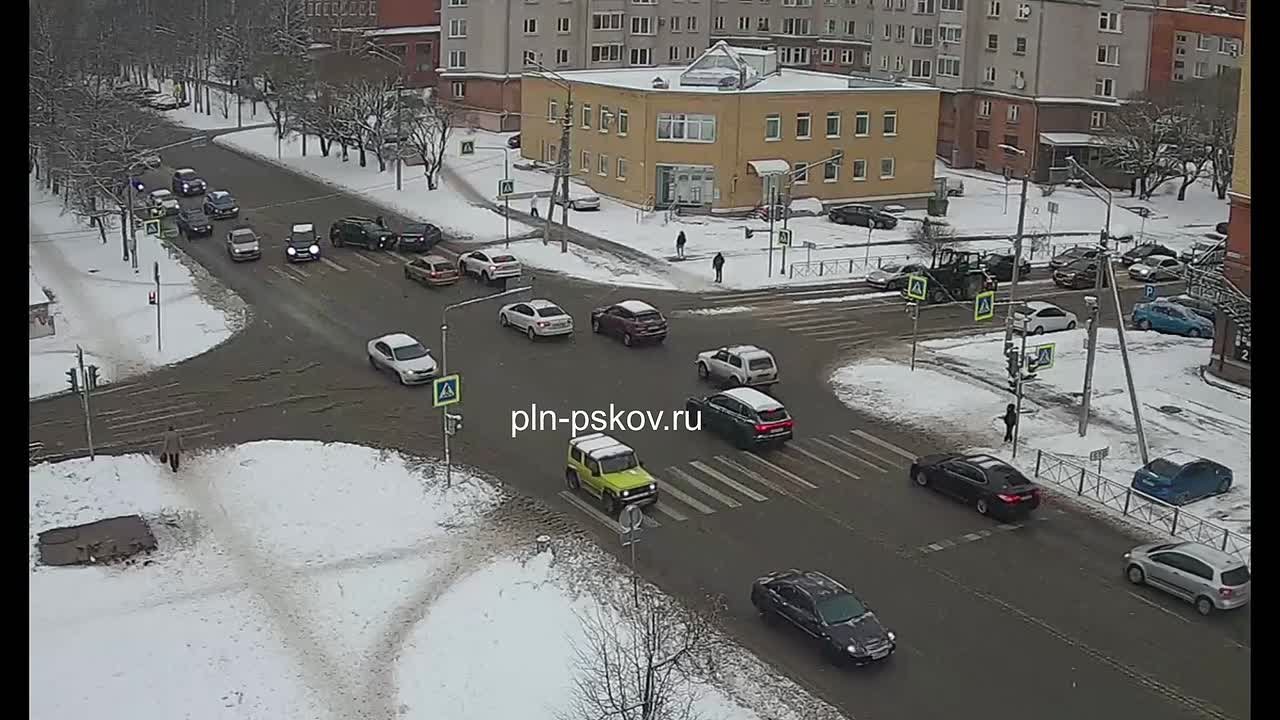 Псковичи активно обсуждают вчерашнее ДТП на перекрестке Коммунальная/Народная