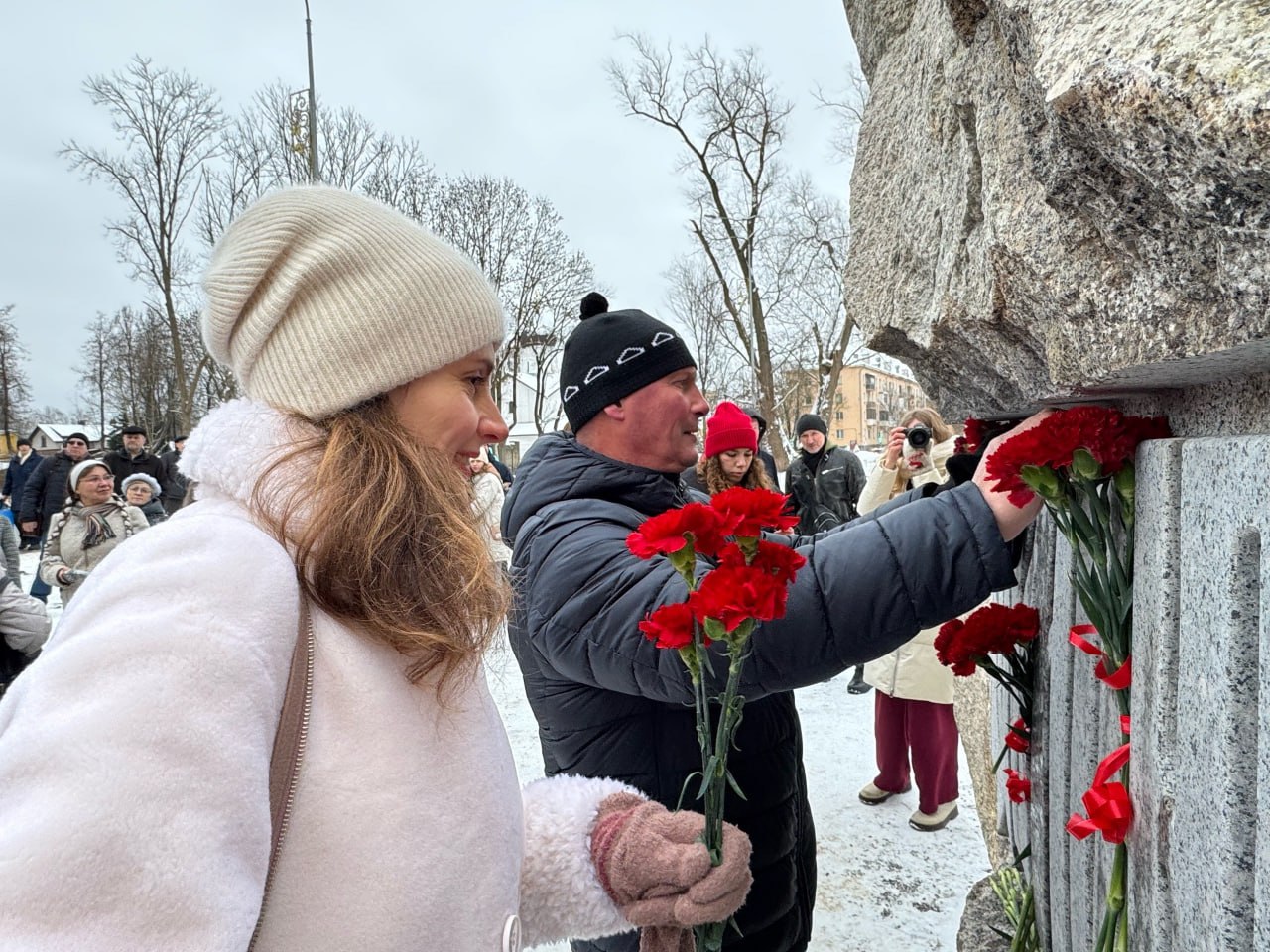 Псков обрел нового стража: 6-метровый памятник князю Довмонту торжественно открыли в Пскове Долгожданное открытие первого в России памятника святому благоверному князю Довмонту собрало жителей и гостей Пскова в сквере между... Псков обрел нового стража: 6-метровый памятник князю Довмонту торжественно открыли в Пскове Долгожданное открытие первого в России памятника святому благоверному князю Довмонту собрало жителей и гостей Пскова в сквере между...