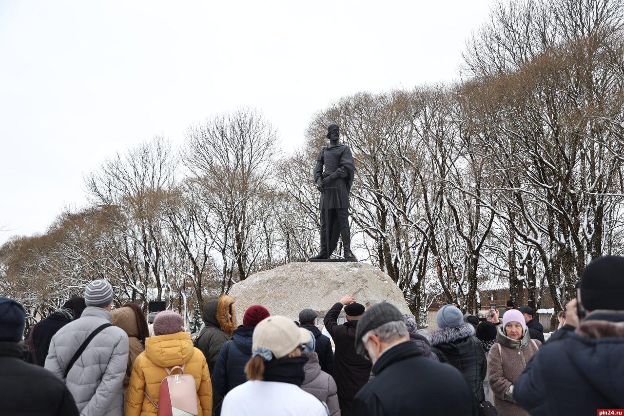 Памятник князю Довмонту торжественно открыли в Пскове Памятник князю Довмонту торжественно открыли в Пскове