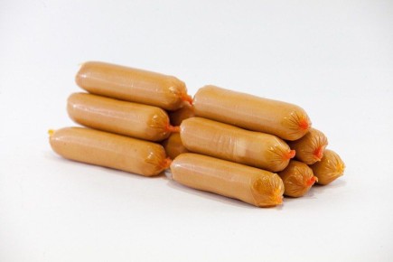 Из какого сора. В сосисках «с индейкой» нет индейки, оливковое масло — на самом деле, коктейль из растительных жиров, а производитель фасоли для готовых салатов пошел под суд после гибели от ботулизма двух человек