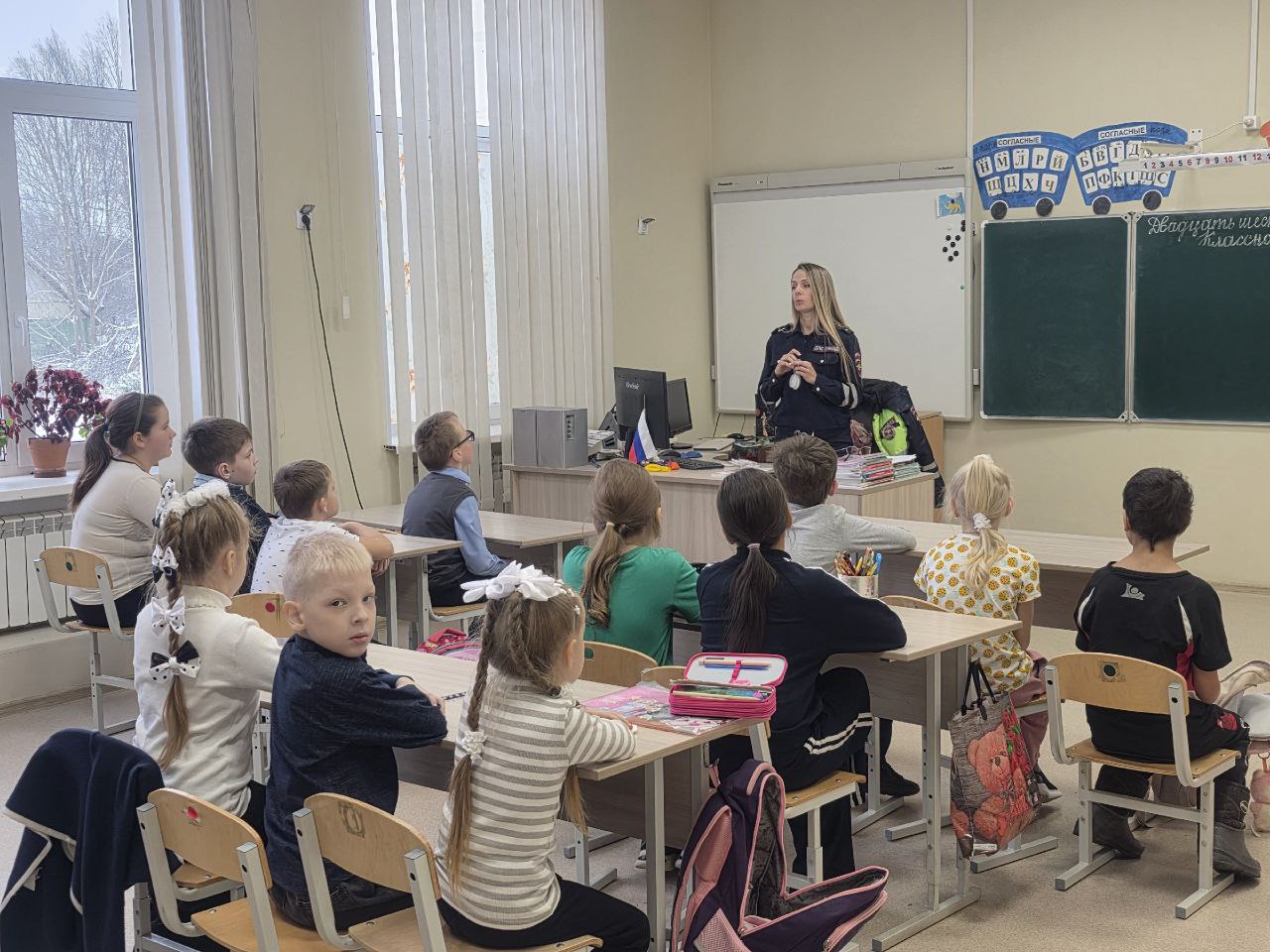 Сотрудники Госавтоинспекции МО МВД России "Печорский" совместно с начальником ОУУП и ПДН Морозовой О.В.,старшим экспертом МО ЭКЦ УМВД России по Псковской области Смирновым В.И., заместителем начальника ОМВД России -... Сотрудники Госавтоинспекции МО МВД России "Печорский" совместно с начальником ОУУП и ПДН Морозовой О.В.,старшим экспертом МО ЭКЦ УМВД России по Псковской области Смирновым В.И., заместителем начальника ОМВД России -...