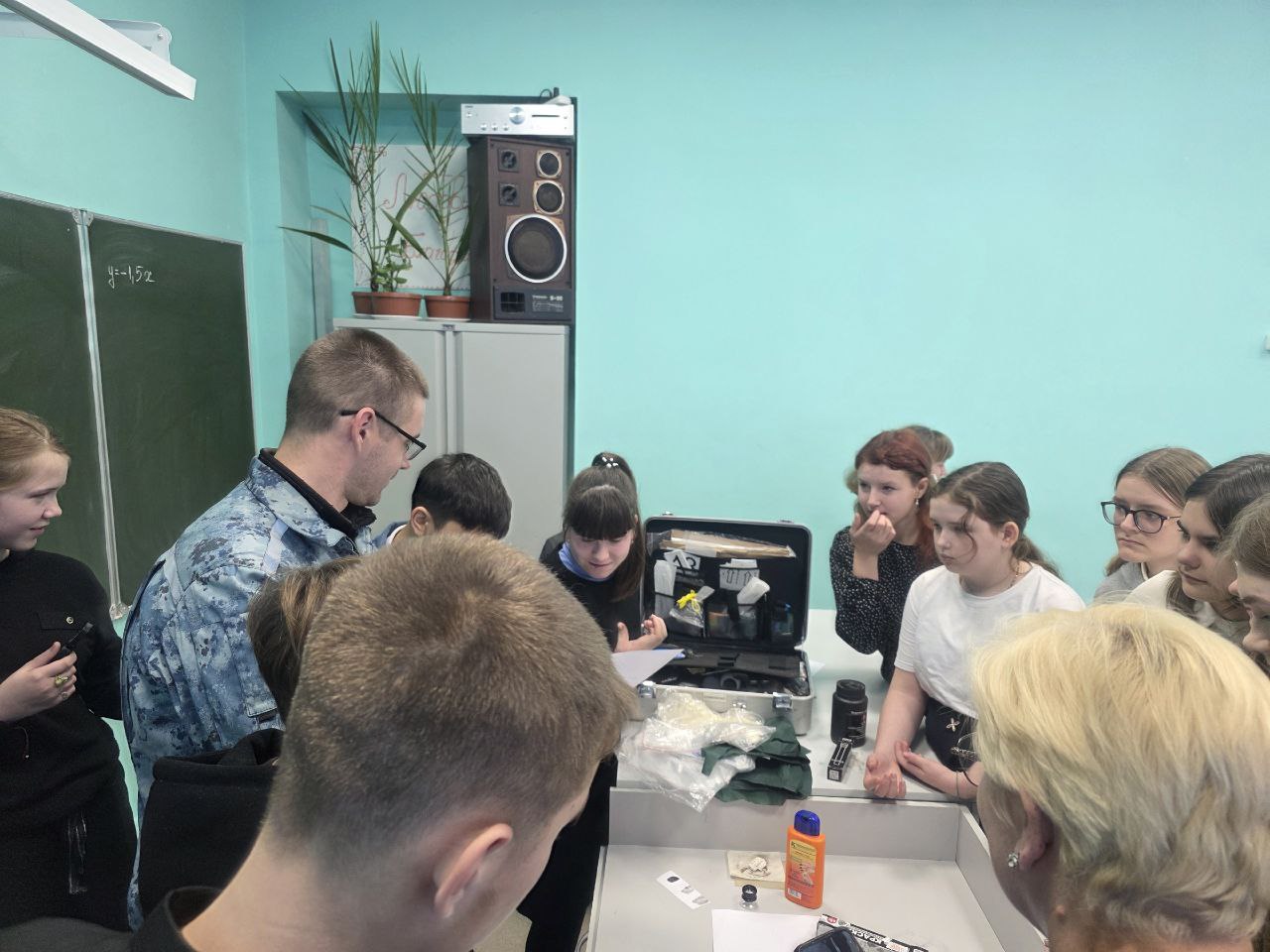 Сотрудники Госавтоинспекции МО МВД России "Печорский" совместно с начальником ОУУП и ПДН Морозовой О.В.,старшим экспертом МО ЭКЦ УМВД России по Псковской области Смирновым В.И., заместителем начальника ОМВД России -... Сотрудники Госавтоинспекции МО МВД России "Печорский" совместно с начальником ОУУП и ПДН Морозовой О.В.,старшим экспертом МО ЭКЦ УМВД России по Псковской области Смирновым В.И., заместителем начальника ОМВД России -...