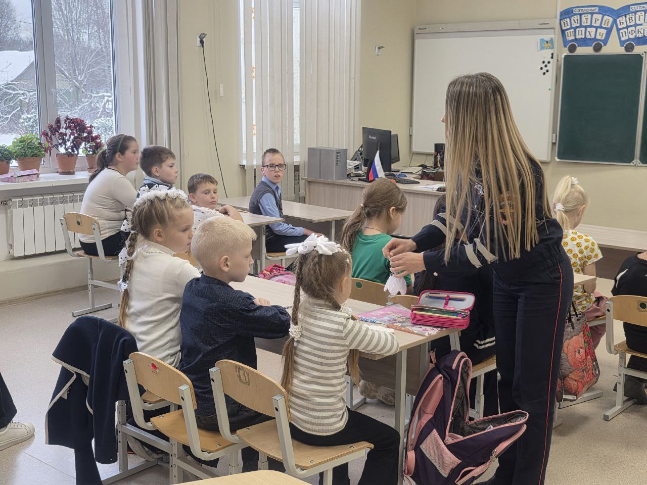 Сотрудники Госавтоинспекции МО МВД России "Печорский" совместно с начальником ОУУП и ПДН Морозовой О.В.,старшим экспертом МО ЭКЦ УМВД России по Псковской области Смирновым В.И., заместителем начальника ОМВД России -... Сотрудники Госавтоинспекции МО МВД России "Печорский" совместно с начальником ОУУП и ПДН Морозовой О.В.,старшим экспертом МО ЭКЦ УМВД России по Псковской области Смирновым В.И., заместителем начальника ОМВД России -...