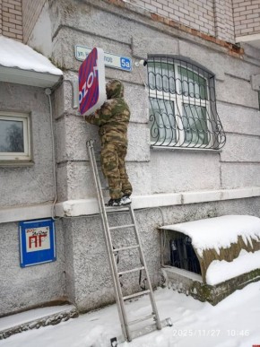 Восемь самовольно размещённых вывесок демонтировали в Пскове