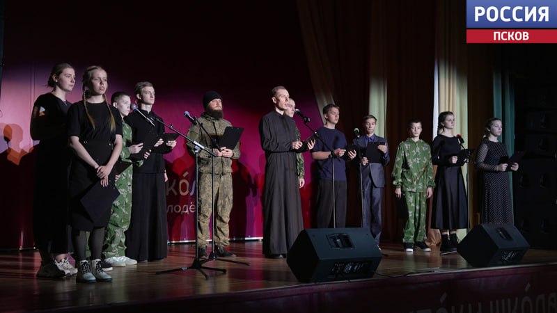 Спектакль по историям участников СВО "Нет уст святее товарищества" подготовили ребята из образовательного заезда "СоТворение" в Печорах
