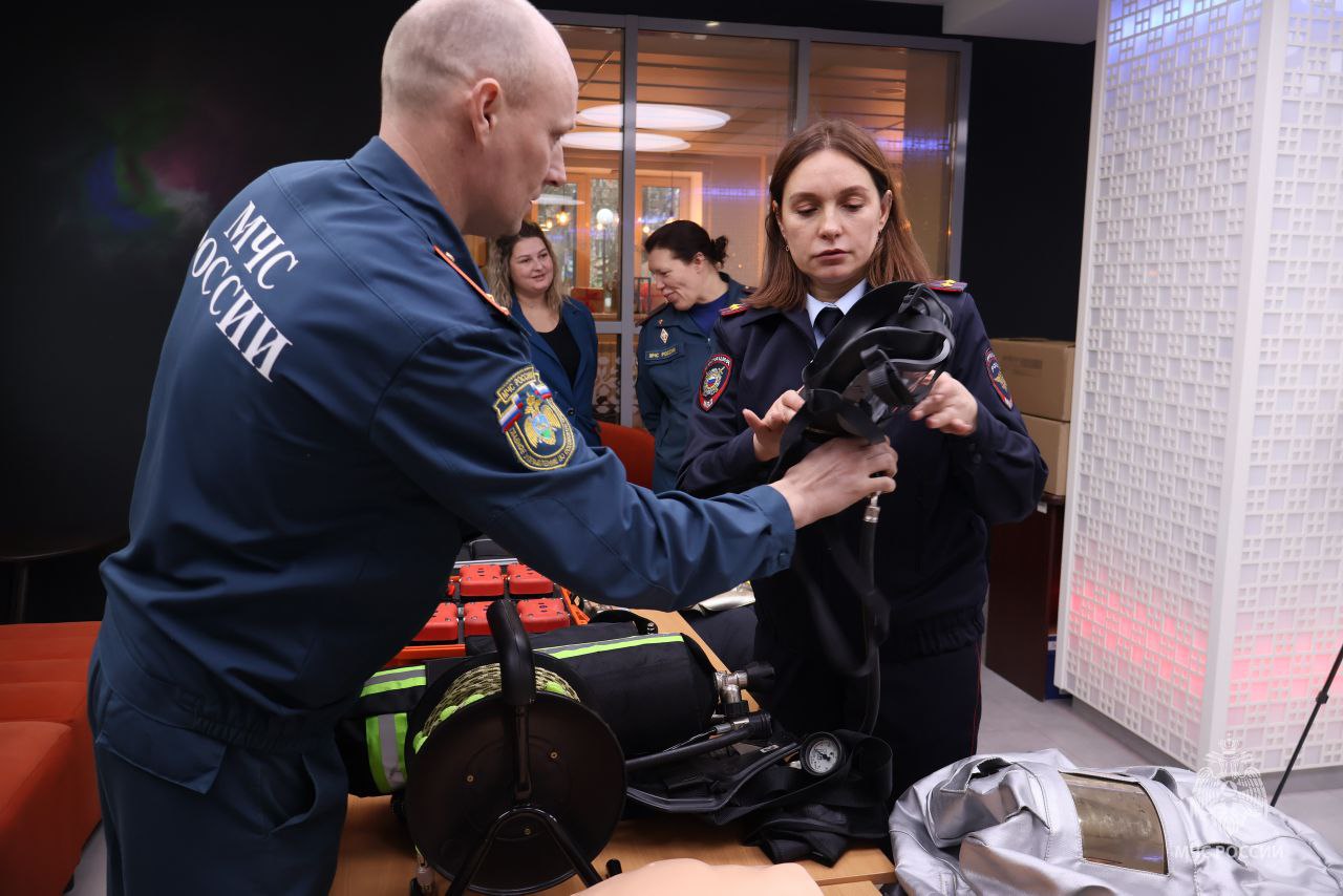 Сотрудники Главного управления МЧС России по Псковской области приняли участие в форуме "Молодежь и закон" Сотрудники Главного управления МЧС России по Псковской области приняли участие в форуме "Молодежь и закон"