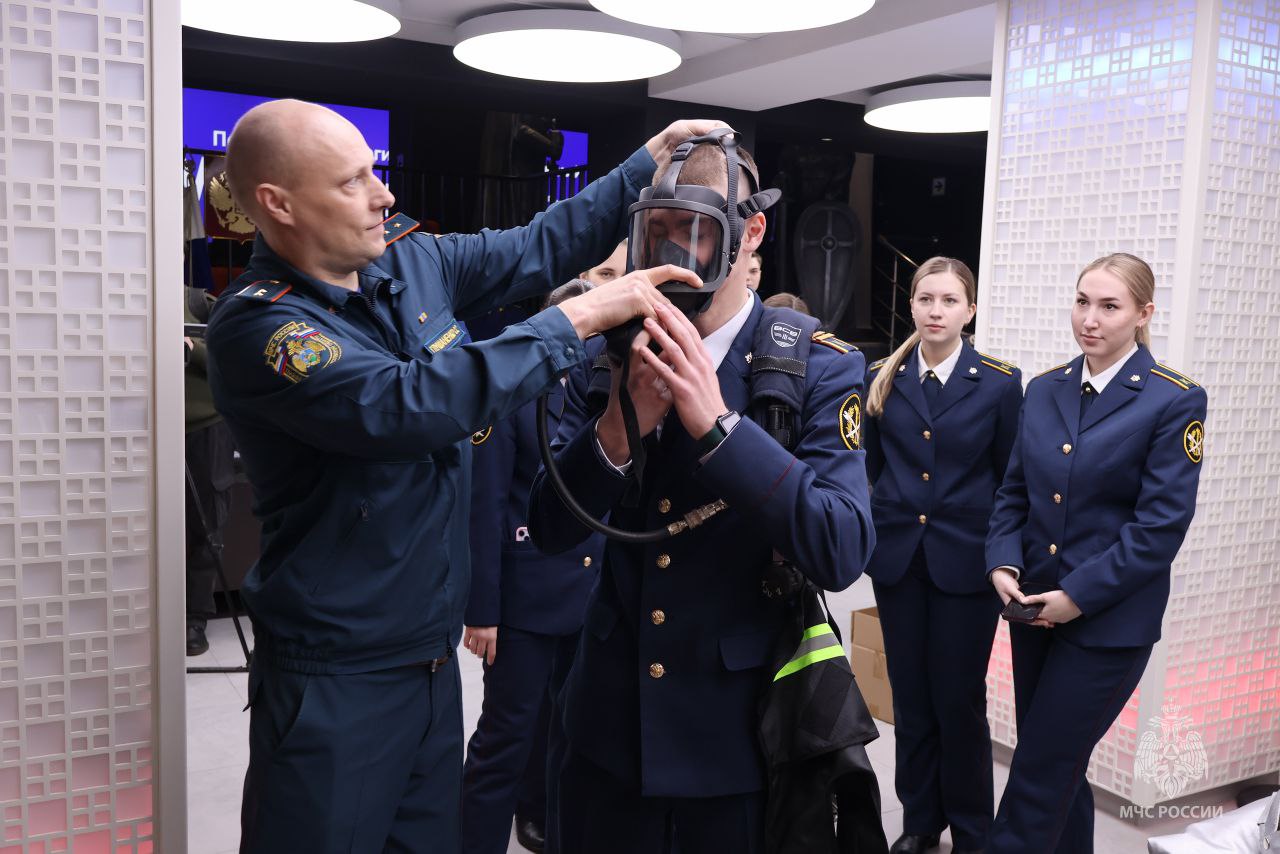 Сотрудники Главного управления МЧС России по Псковской области приняли участие в форуме "Молодежь и закон" Сотрудники Главного управления МЧС России по Псковской области приняли участие в форуме "Молодежь и закон"