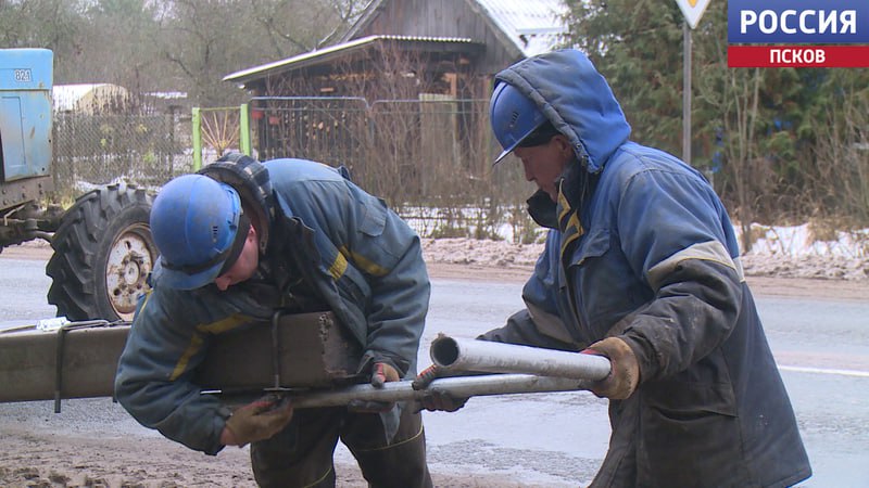 На автомобильной дороге вдоль деревни Песчивка Опочецкого МО идет установка фонарей На автомобильной дороге вдоль деревни Песчивка Опочецкого МО идет установка фонарей