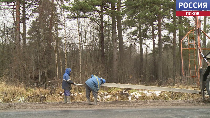 На автомобильной дороге вдоль деревни Песчивка Опочецкого МО идет установка фонарей
