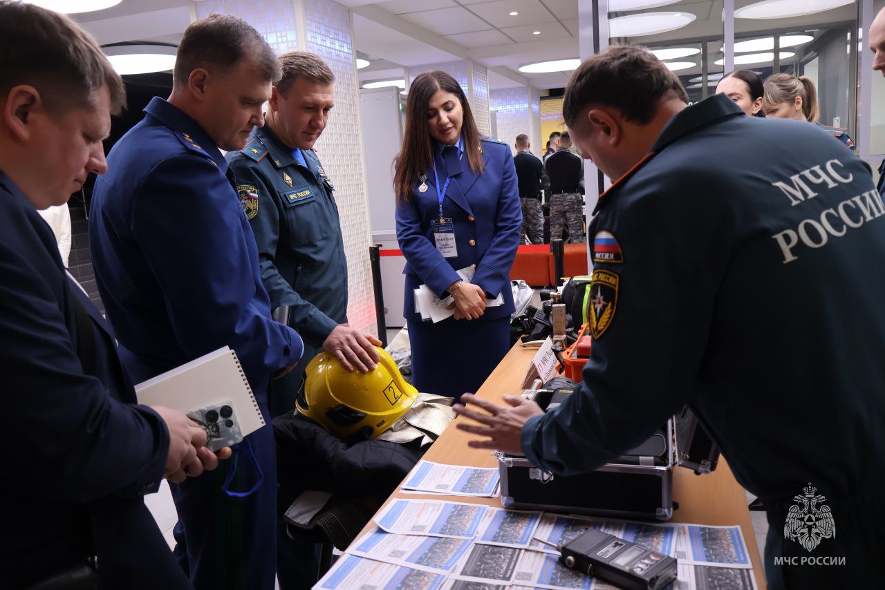 Сотрудники Главного управления МЧС России по Псковской области приняли участие в форуме "Молодежь и закон" Сотрудники Главного управления МЧС России по Псковской области приняли участие в форуме "Молодежь и закон"