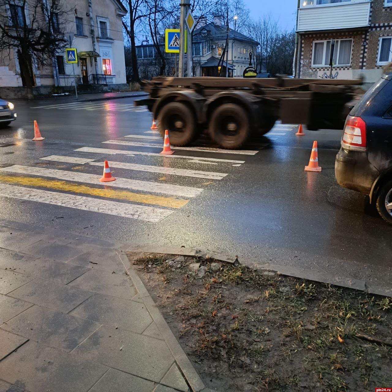 Школьника сбили на перекрестке улиц Пароменской и Максима Горького в Пскове Школьника сбили на перекрестке улиц Пароменской и Максима Горького в Пскове