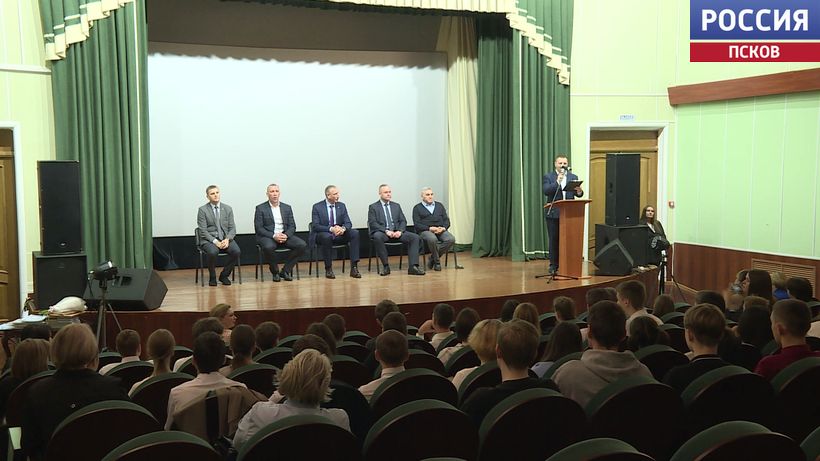 Депутат Государственной Думы Александр Козловский поздравил призеров федерального конкурса музеев образовательных организаций "Знать, чтобы помнить"