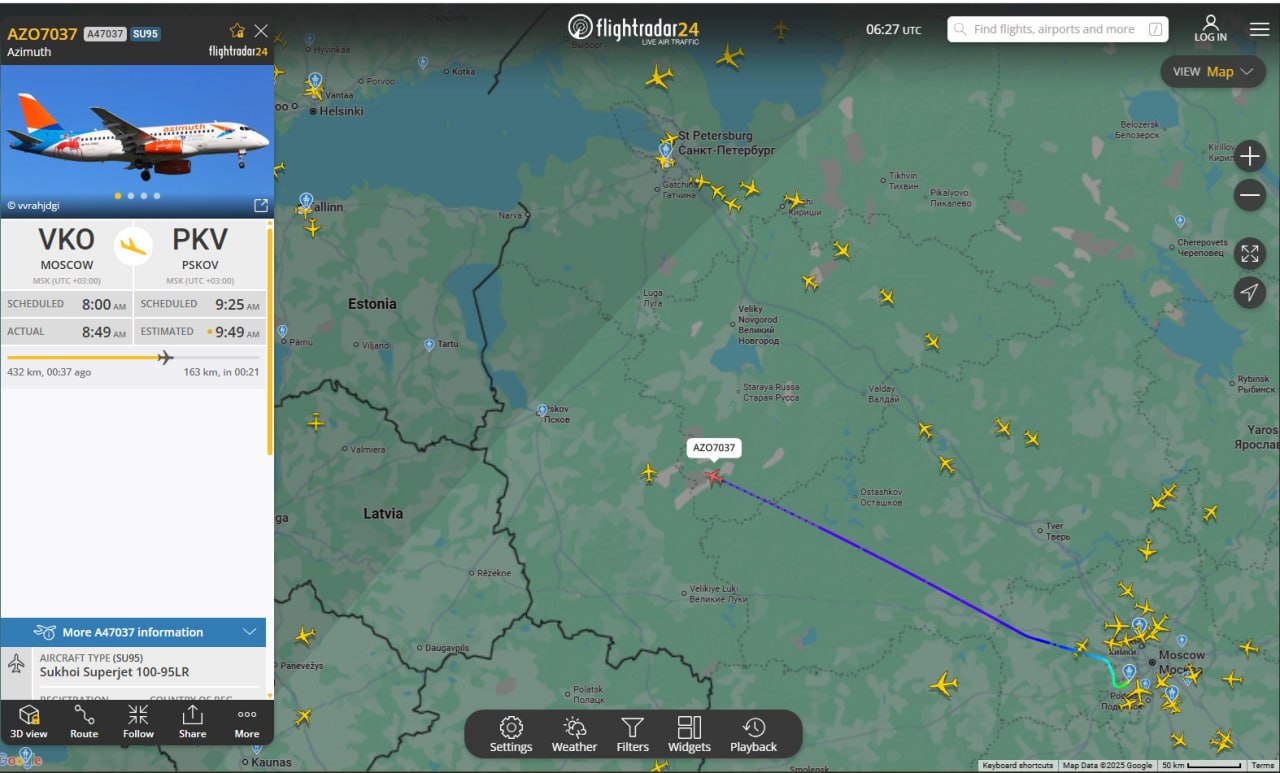 Режим "Беспилотная опасность", судя по всему, снят, поскольку самолет Москва—Псков уверенно летит в направлении Пскова