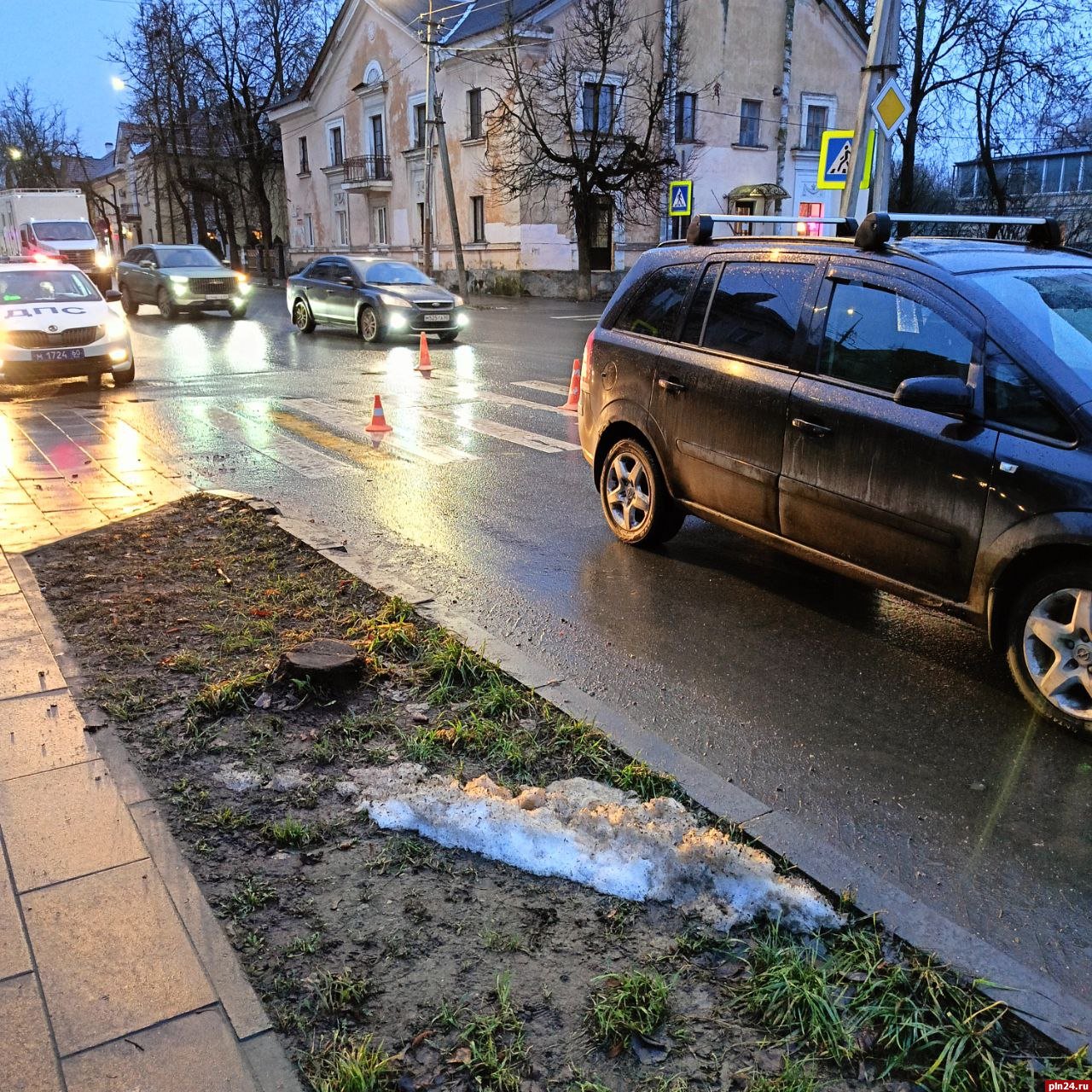 Школьника сбили на перекрестке улиц Пароменской и Максима Горького в Пскове Школьника сбили на перекрестке улиц Пароменской и Максима Горького в Пскове