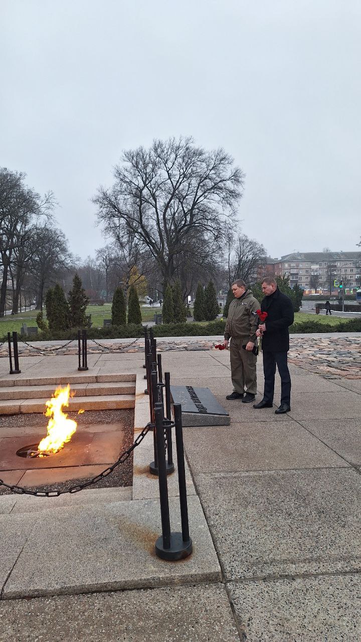 В День Неизвестного солдата поисковики ПО ВППОО " След Пантеры" из Пскова и районов Псковской области почтили память павших воинов, оставшихся неизвестными